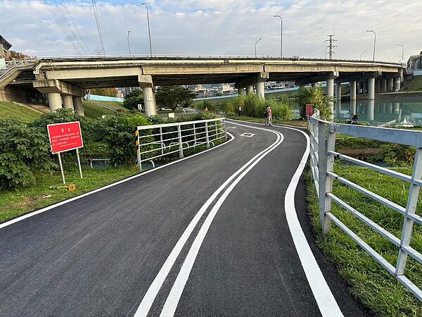 雙溪河濱公園右岸自行車道。圖/台北市工務局提供