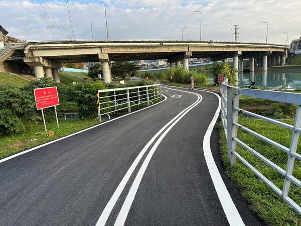 雙溪河濱公園右岸自行車道。圖／台北市工務局提供