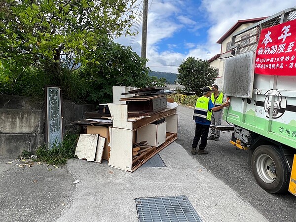 環保局提醒,切勿隨意搬出堆置或棄置,如經查獲棄置廢棄物行為者,依據廢棄物清理法可罰款1,200元到6,000元。圖/環境保護局提供