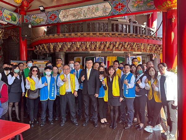 永慶加盟四品牌屏東經管會夥伴協助將豐盛飯湯裝碗,共計發出350碗。圖/永慶房產集團提供