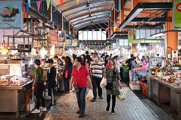 農曆年將至,特別整理4處市民朋友辦年貨首選及名攤,產品齊全、品質優良的武廟市場,市場內有鮮魚攤、林記豬腳等名攤。圖/高雄市政府新聞局提供