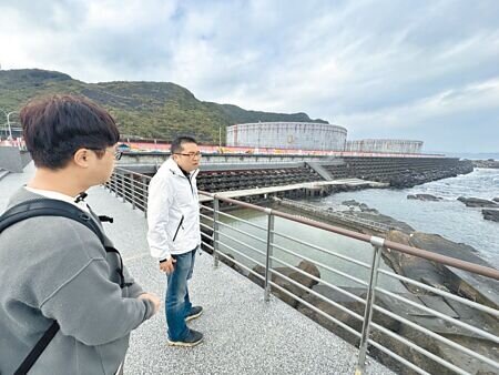 基隆市政府獲交通部觀光署補助,改善外木山海興海水游泳池硬體設施,即日起開放民眾使用,基隆市產發處長林鼎超(左二)29日到場視察。(張志康攝)