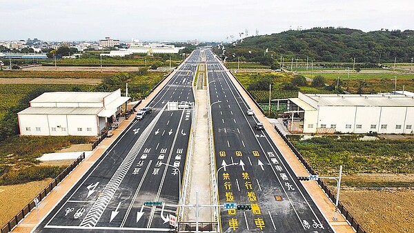 台南科學園區安定東路東延道路29日啟用，為雙向各4線道，共40米寬，有助縮減從安定交流道到南科之間的交通時間。（台南市工務局提供／程炳璋台南傳真）