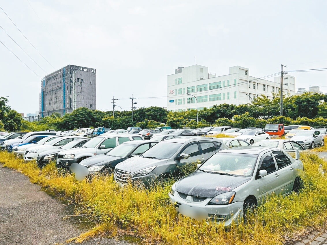 竹縣違規拖吊保管場主要保管違規停車拖吊車輛，但無牌車和酒駕車常久放，占比高達五成。記者郭政芬／攝影 