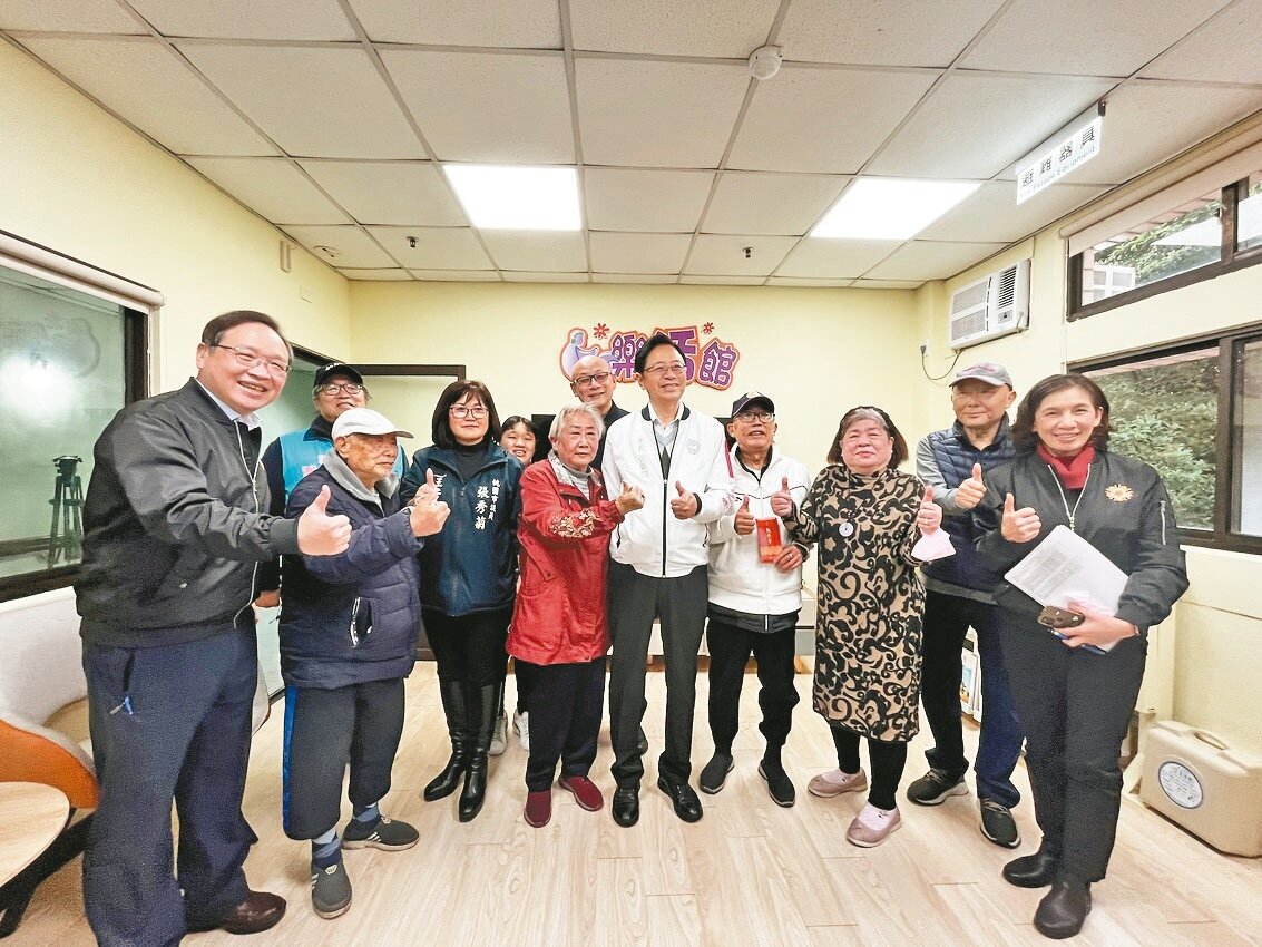 農曆春節將至,桃園市長張善政(右五)昨訪視八德榮家向長輩拜年。記者朱冠諭/攝影