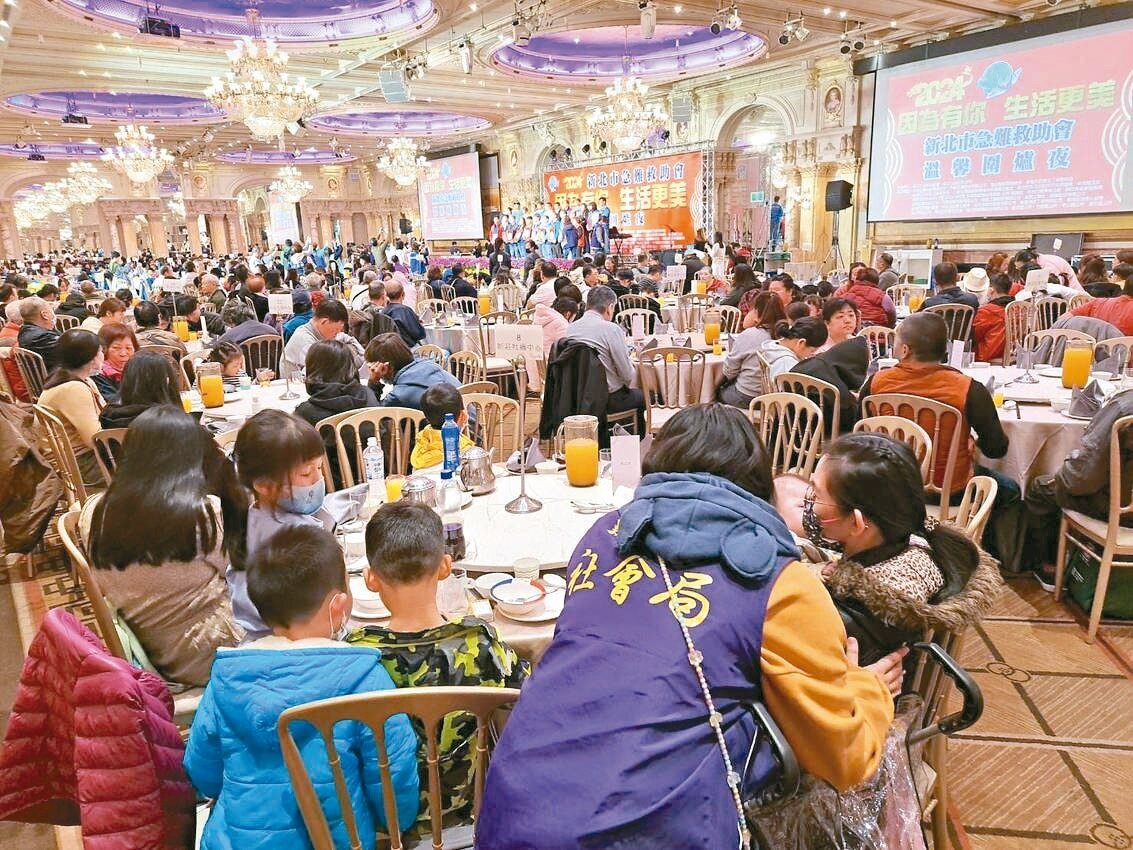 新莊一30多歲年輕媽媽獨力扶養6名子女，因娘家不動產超標，無法申請中低收，社會局轉而媒合社會資源。記者劉懿萱／攝影 