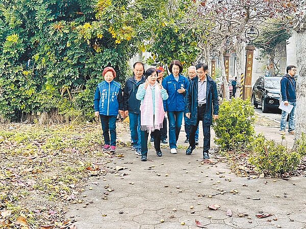 國民黨立委楊瓊瓔（前中）與市府單位及民代29日前往台鐵泰安新站外會勘，未來改善人行道，並打造地方創生及鐵道意象，工程預計3月動工、年底完工。（楊瓊瓔辦公室提供／張妍溱台中傳真）