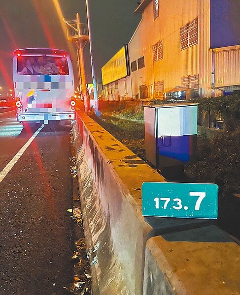 國光客運62歲黃姓駕駛28日晚間從台北開車搭載乘客,行經國道1號大雅段,因身體極度不適,撐到最後一刻,將車開到路肩後即陷入昏迷。(國道第三大隊提供/張妍溱台中傳真)