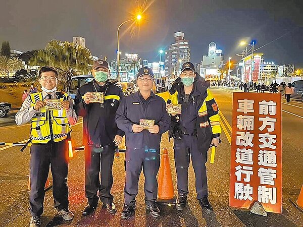 花蓮警方因應農曆春節連假大批返鄉及旅遊車潮,將加派警力於風景區及重要路段執行交通管制措施,避免塞車影響民眾年節走春興致。(花蓮縣警察局提供/羅亦晽花蓮傳真)