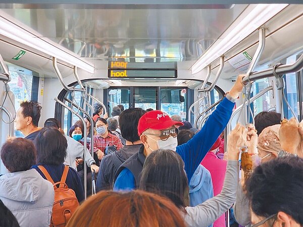 黃色小鴨在高雄掀起旋風,高雄市府鼓勵民眾搭乘大眾運輸工具前往,不過有民眾抱怨輕軌「擠到爆」,若不改善恐影響搭乘意願。(高捷公司提供/任義宇高雄傳真)