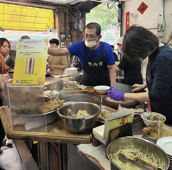 高雄老字號鴨肉珍，是鹽埕區最負盛名的小吃之一，推出消費滿兩百贈飲品的優惠。圖／高雄市政府提供