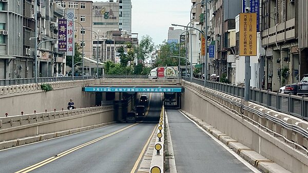 西大路地下道汽車禁轉林森路有效率,當地里長大表肯定。圖/新竹市政府提供
