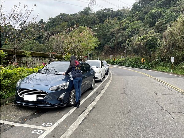 新北市口、三峽、樹林、永和5路段路邊車格將於2月開始收費管理。圖為汐止區汐萬路3段。圖/新北市交通局提供