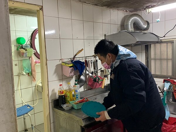 替代役男從掃地、拖地到清理廁所,協助長輩們打掃居家環境煥然一新。圖/新北市政府提供