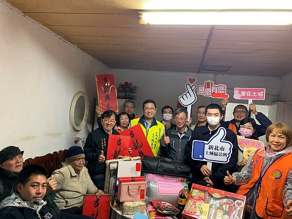 民政局結合土城區公所、在地里長、志工及替代役男公益關懷,祝福長輩們「吉龍舞春」。圖/新北市政府提供