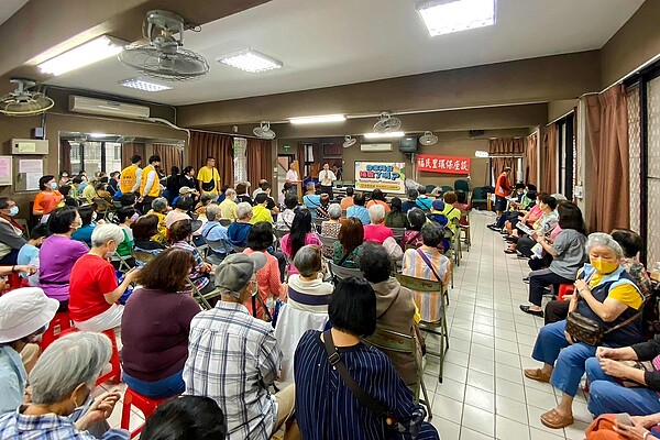 2023年永慶房屋再推誠實服務，串連雙北市里長舉辦逾300場「陽台補登公益講座」推廣房產知識。圖／永慶房產集團提供