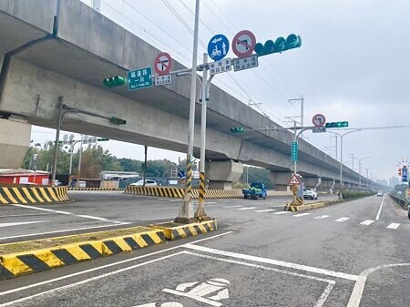 
桃園市中壢區高鐵南路與福達路口，日前發生3死1重傷嚴重車禍，公路局中壢工務段說，初步規畫請桃市交通局設置左轉燈號，配置早開時相提供左轉用路人使用提升安全。（呂筱蟬攝）
