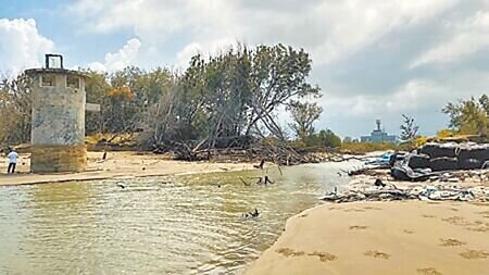 急水溪出海口北側的台南北門雙春保安林去年7月因杜蘇芮颱風暴潮造成破口,海水灌入保安林。(本報資料照片)