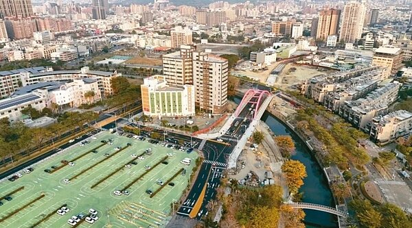 高雄市龍德橋通車,可疏導大順商圈車流量至龍德新路。圖/高市府提供