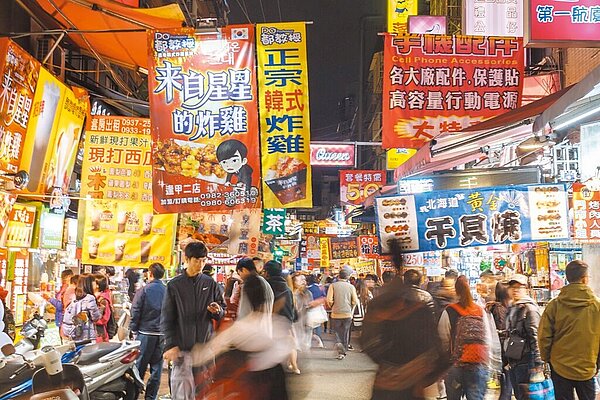 逢甲大學統計學系30日公布,2023年逢甲商圈統計分析結果,「超狂美食三秘密」包括費者行動支付習慣大幅提升、逢甲商圈在大台中仍占鰲頭及手搖杯飲料等最不受景氣影響。(逢甲大學提供/陳淑芬台中傳真)