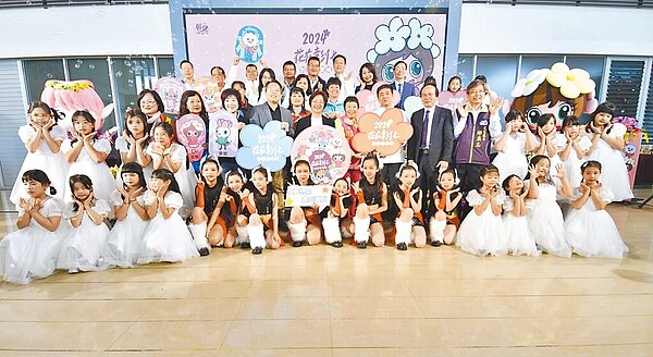 「2024花在彰化」將於大年初一至十六在溪州公園重磅登場,縣府30日舉辦宣傳記者會,縣長王惠美(二排右九)表示,除各式主題場館外,今年首次邀請來自日本、韓國等國家的表演團隊,媲美迪士尼等級的花精靈大遊行等,活動精采可期。(彰化縣政府提供/吳建輝彰化傳真)