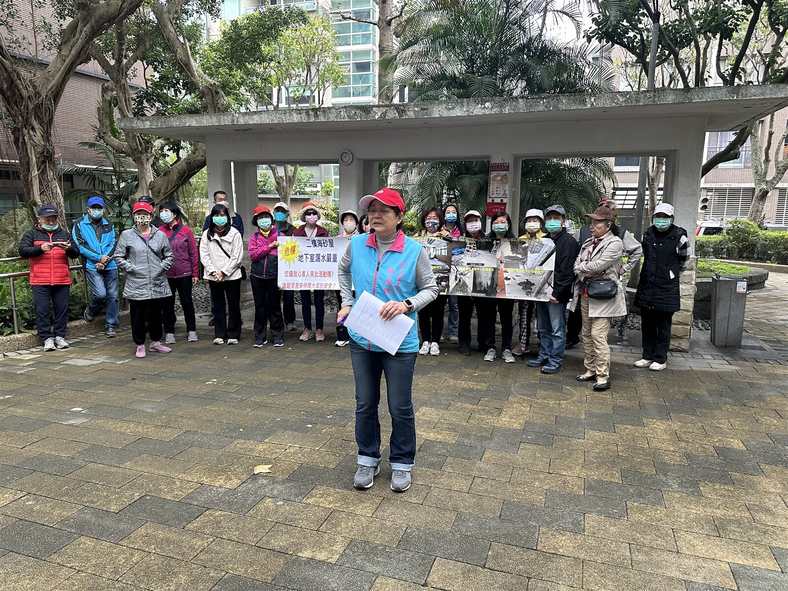 台北市場處尋找樟新市場預定地周邊機關、公園用地，做為木新市場中繼處，昨天原本規畫到木新公園會勘，但樟文里長林淑珠帶里民抗議，會勘作罷。記者洪子凱／攝影 