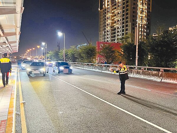 春節連假將至，台中烏日高鐵特區是南來北往樞紐，台中市警察局烏日分局30日預估，烏日高鐵站區2月7日16時至晚間湧入返鄉車潮，及12至14日湧入出遊、返工車潮。圖／烏日警分局提供