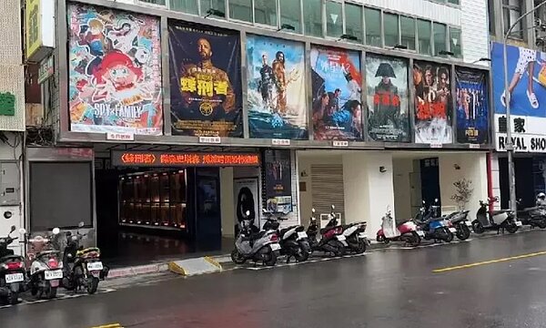 位於新竹市舊城區的國際戲院走過一甲子,乘載不少新竹人的回憶。圖/記者張裕珍翻攝