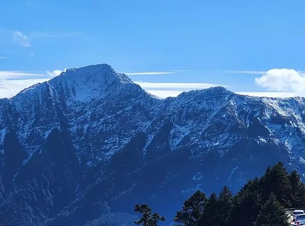 合歡山仍見殘雪，且山區放晴，藍天白雪繞青山，別具風情，這時候上山追雪不會塞車，也能好好拍照。圖／民眾提供