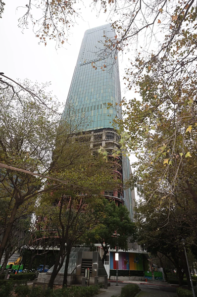 台北市信義區新地標「台北天空塔The Sky Taipei」掏空疑雲,碩河晚間發出千字文聲明回應。 聯合報資料照片