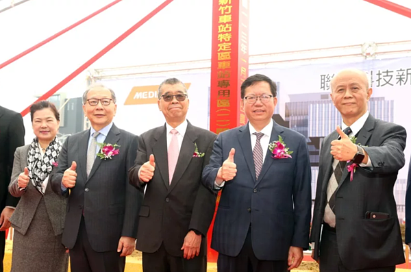 經濟部長王美花(左起)、聯發科執行長蔡力行、聯發科董事長蔡明介、行政院副院長鄭文燦、交通部次長胡湘麟,一起出席聯發科新竹高鐵辦公大樓開工動土典禮。記者蘇健忠/攝影