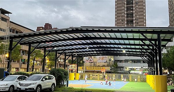 文德國小學校光電運動場面積為886平方公尺,屋頂型太陽光電設施及光電運動場年總發電量預估為98萬8000度,發電量比學校用電量多1.8倍。(新北市教育局提供)