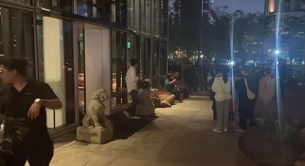 承億酒店今天傍晚5時許,突然無預警停電,許多準備入住的房客因為電梯無法使用,只好在一樓或大廳等候。圖/讀者提供
