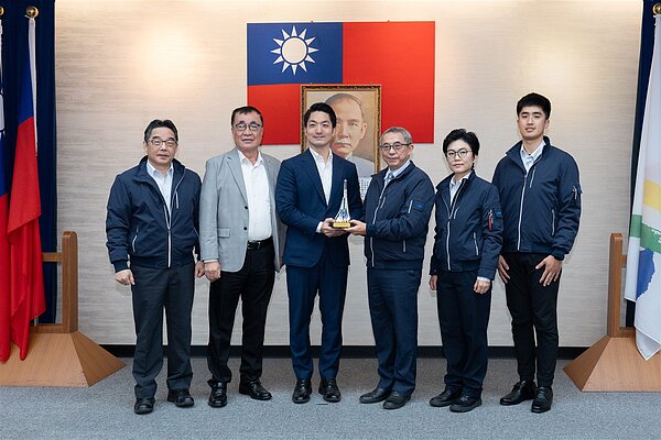 30日捷運局一工處於市政會議上獻獎,市長蔣萬安及所有市府同仁一同分享榮耀。圖/北市府提供