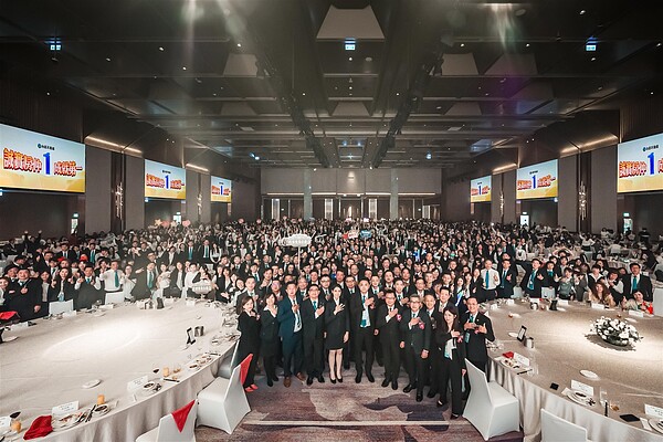 台慶不動產高雄區尾牙在萬豪酒店席開200桌,場面相當浩大。圖/永慶房產集團提供