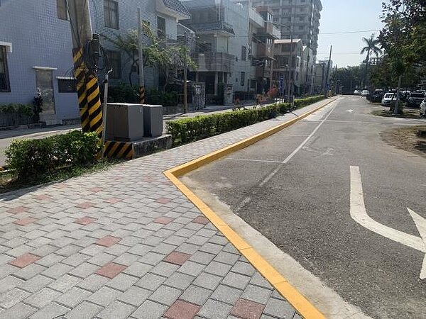 新營民治市政中心周邊人行環境改善完工。圖／台南市工務局提供