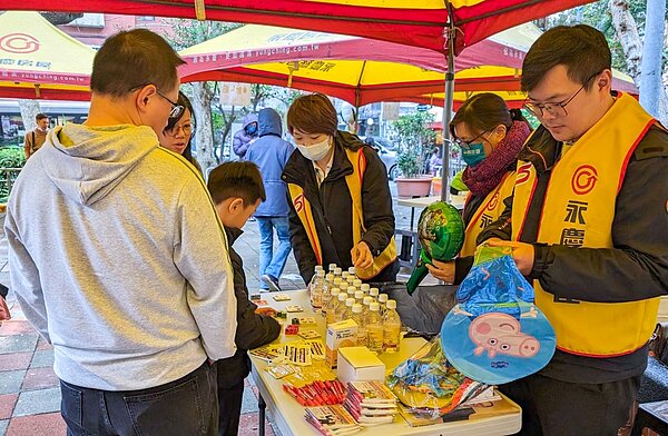 永慶房屋響應愛心園遊會,贈送造型氣球給現場參加活動的大小朋友。
