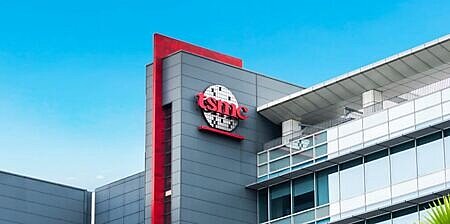 晶圓代工龍頭台積電31日受美股AI指標股拖累，終場下挫2.18％收628元，最令市場驚奇之處在於尾盤爆出萬張成交大量。圖∕本報資料照片