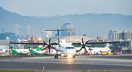 大陸民航局宣布2月1日起取消「M503航線自北向南飛行偏置」,外界認為此用意是模糊化海峽中線,加大台灣空防監測壓力。圖為民航機1月31日準備從松山機場起飛。(羅永銘攝)