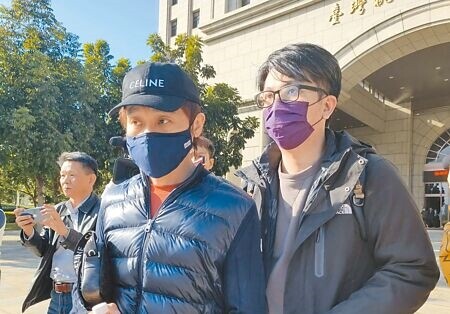 職棒樂天桃猿前領隊浦韋青（左）和樂天女孩前經紀人陳元凱涉嫌讓樂天女孩私接活動，或是「高收低報」，桃園地檢署1月31日複訊後，浦以50萬交保。（賴佑維攝）