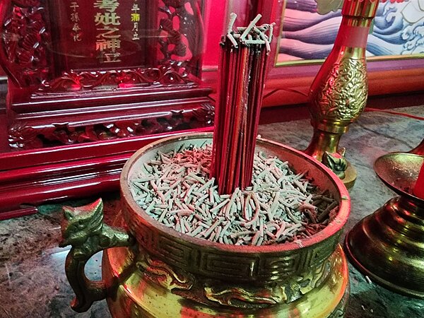 「送神日」清屯時，香爐絕對不可以「倒爐」，拔「香腳」要用左手拔，且「留內不留外」才能留住好運、清掉壞運。記者賴香珊／攝影 