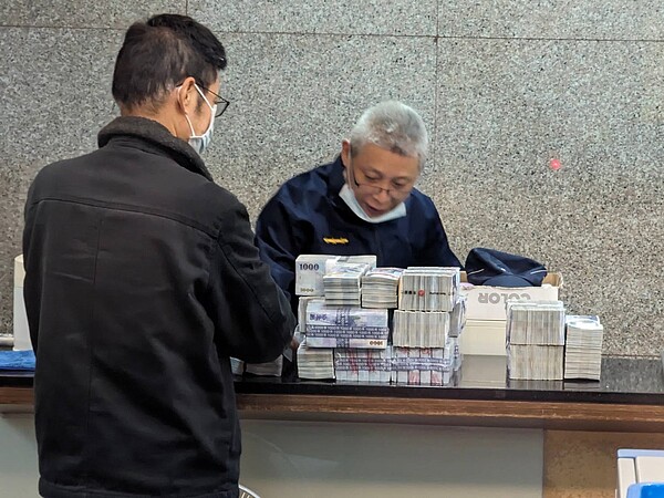 台中銀董事長王貴鋒、台中銀保經現任董事長賴麗姿及租賃業者周哲男,獲法院裁定各以1500萬、800萬、300萬交保,王的親友隨即拿出滿桌現金辦保。記者蔣永佑/攝影