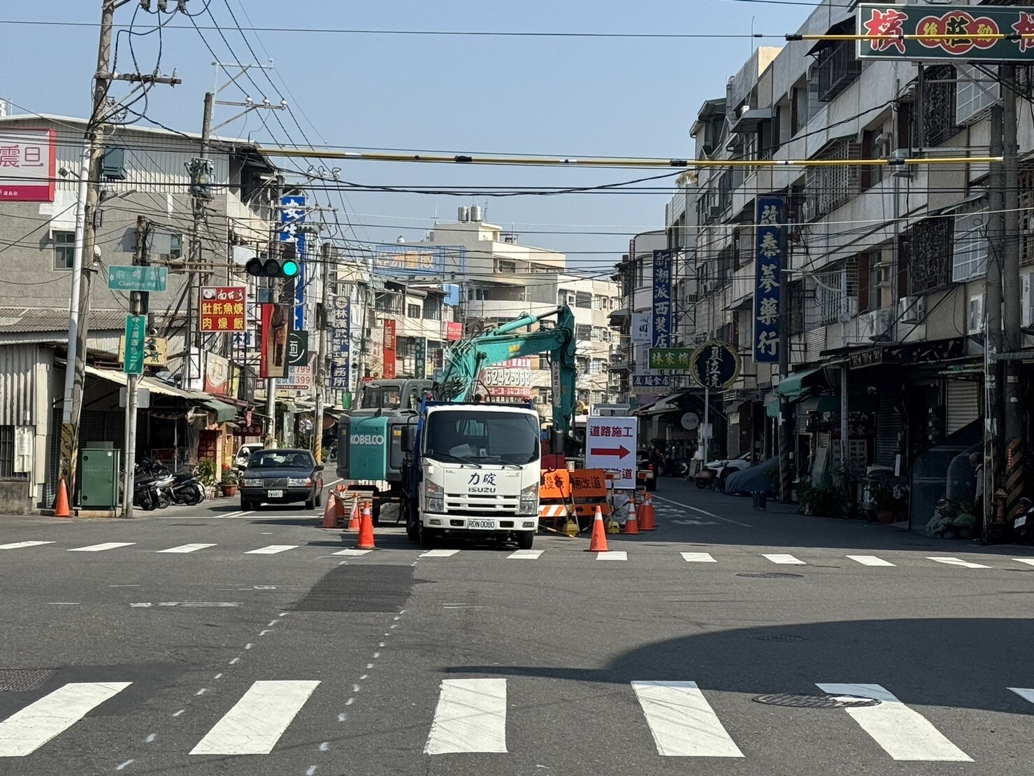 高雄市岡山區公園西路，因為橋頭再生水廠的集水管線工程，由雙向兩車道變成雙向一車道。記者王勇超／攝影 