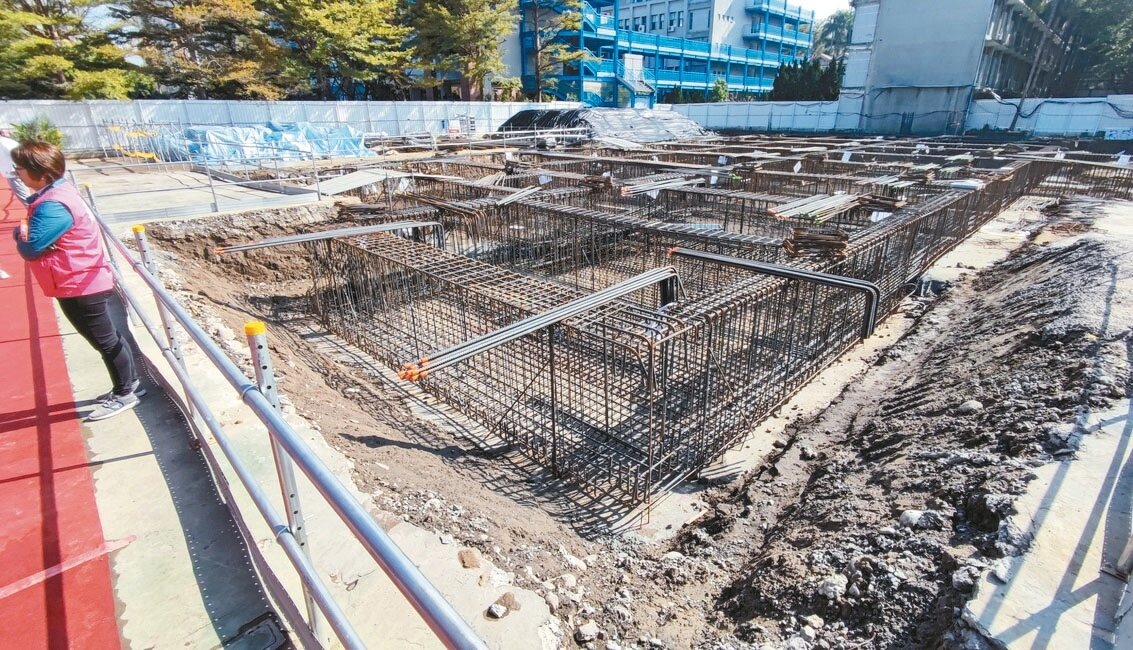 新北市立板橋國中校舍改建暨增設新月旗艦型幼兒園興建工程，昨天舉行動土典禮。記者杜建重／攝影 