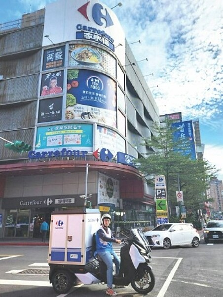 家樂福家速配導入蓋亞電動三輪車Rapide 3啟動零碳外送，率先於家樂福新店店、三民店、重慶店啟動。 圖／蓋亞汽車提供
