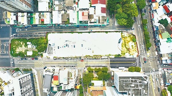 新竹市政府斥2.87億元,於新竹馬偕醫院附近闢建園道五地下停車場,但因結構及部分工項複雜導致延宕,目前景觀工程進度約56%,力拚今年年中啟用。圖/新竹市政府提供