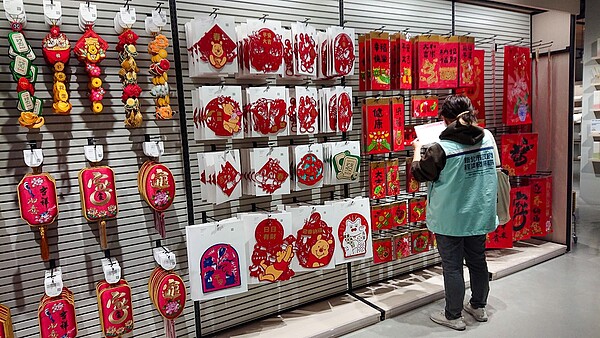 經發局針對轄內商家抽查171件開學商品,其中44件標示不合格。圖/新北市府提供