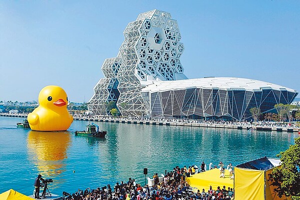 黃色小鴨1月27日重返高雄愛河灣,累計4天已破百萬人朝聖。(高市青年局提供/柯宗緯高雄傳真)