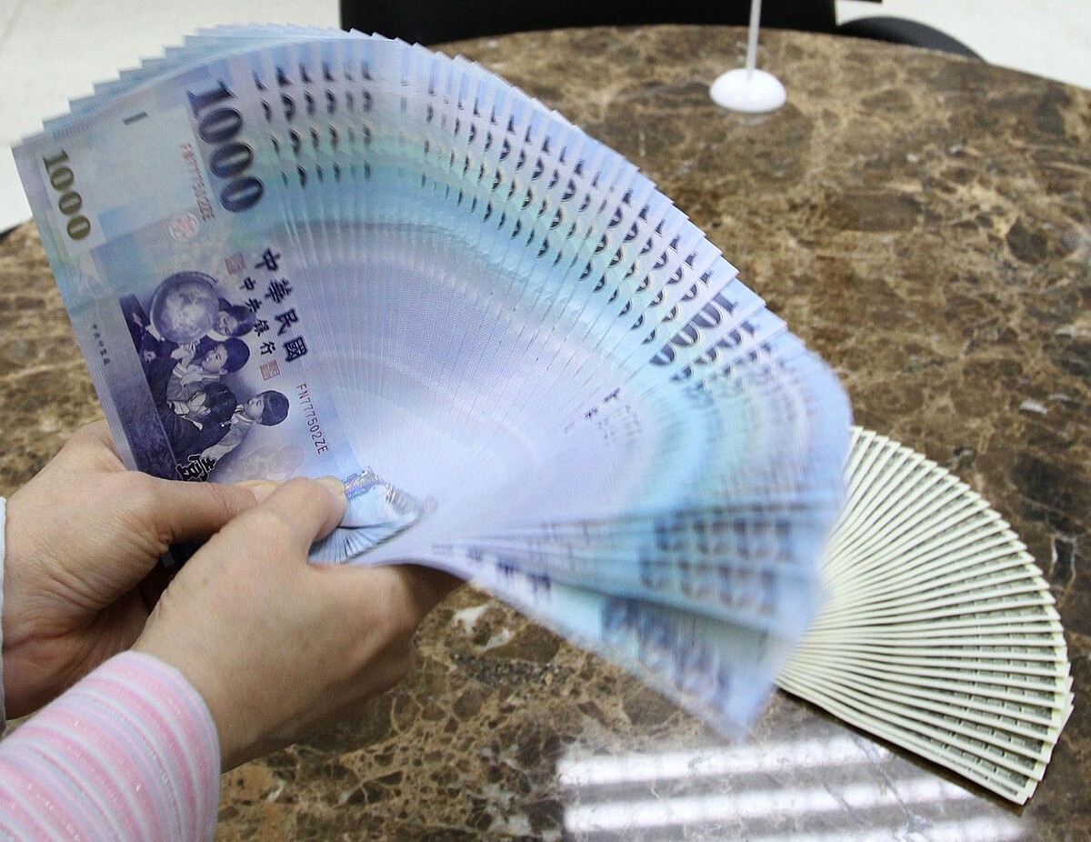 台銀董事長呂桔誠今天上午受訪時指出,今年特別加開櫃位從5個增至6個讓民眾換發新鈔,雖然發放金額不便透露,但他表示,截至上午9點半,台銀的752台ATM已有90萬人次兌領新鈔。新台幣示意圖/聯合報系資料照