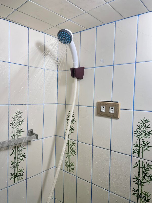 民眾住家浴室蓮蓬頭下方罕見出現「一組插座」。圖／臉書社團「路上觀察學院」